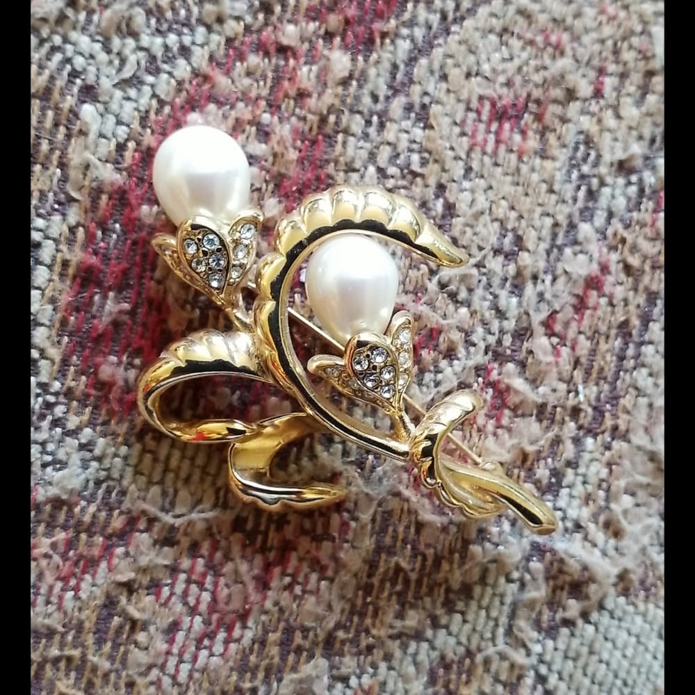 MONET Pearl Rhinestone Flower Brooch - Picture 13 of 16